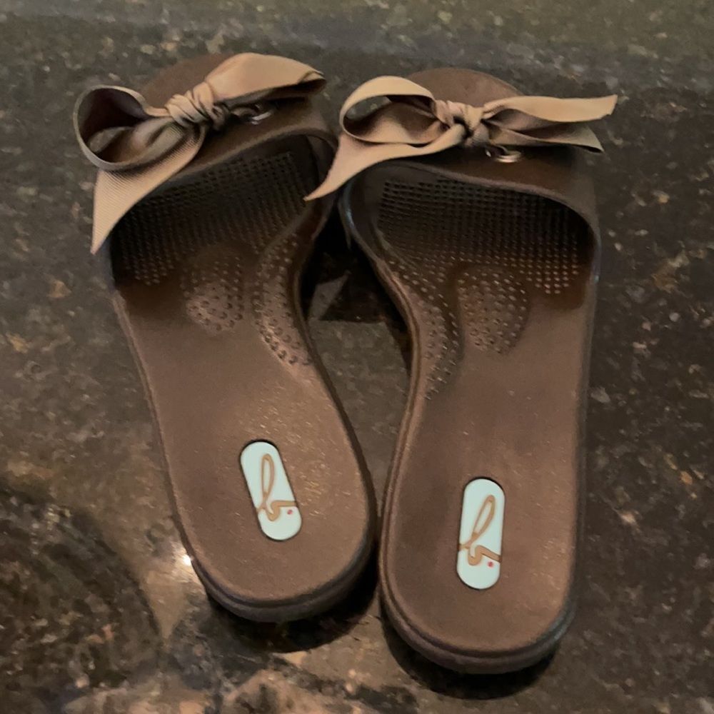 Oka b. Bow Chic *Classic* Neutral Slides Sz M/L Ln! - Picture 4 of 11
